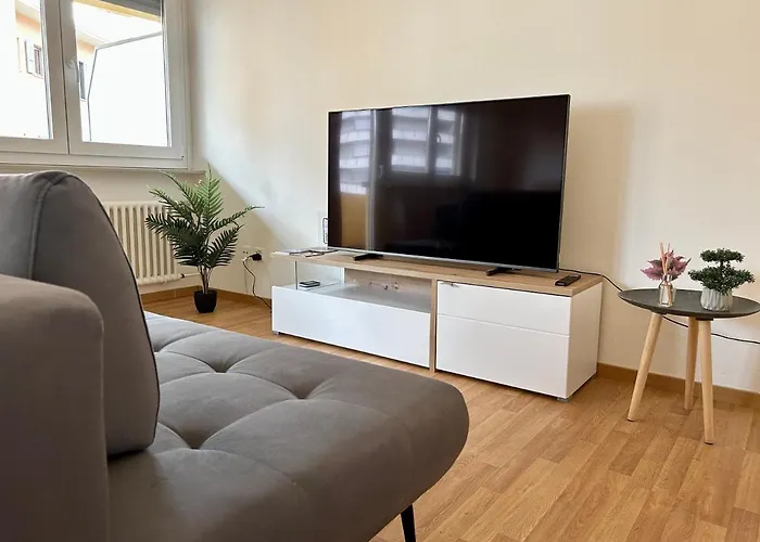 Central & Renovated Apartment - Near Train Station & City Center